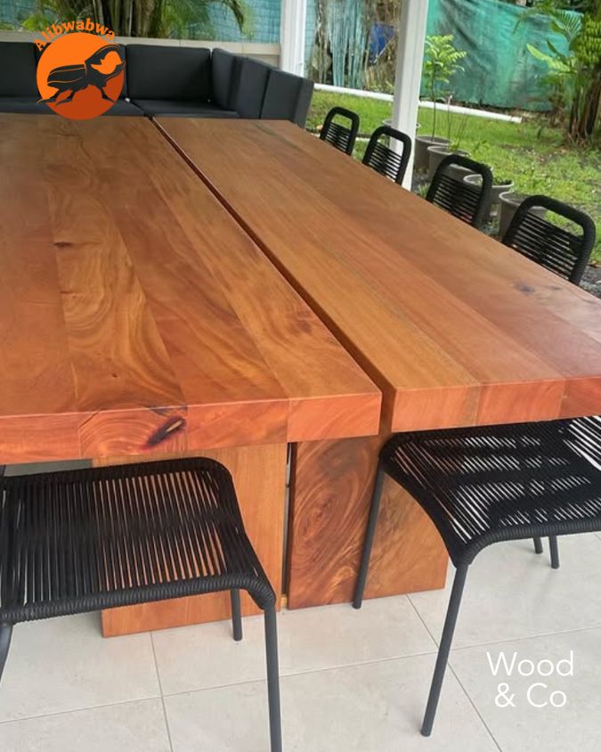 Table en mahogany de 2m70 / 1m20 Épaisseur du plateau : 7 cm Capacité: 10/14 personnes