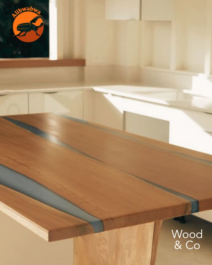 Plan de travail d’îlot central en mahogany & epoxy avec piétement en forme naturelle