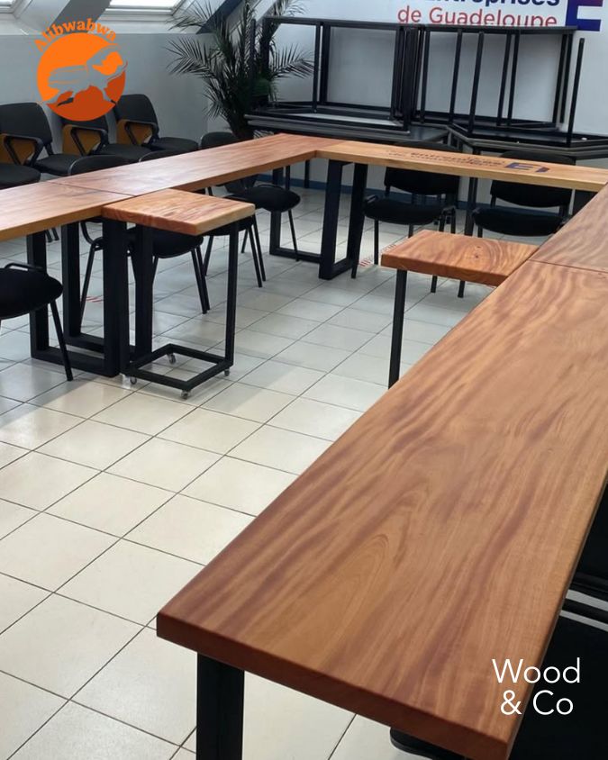 Tables de réunion en mahogany, avec logo en résine epoxy colorées