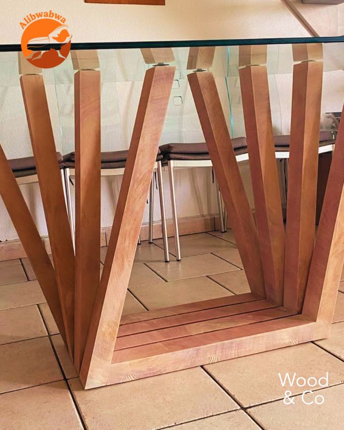 Pied en mahogany teinté avec aucune visserie visible